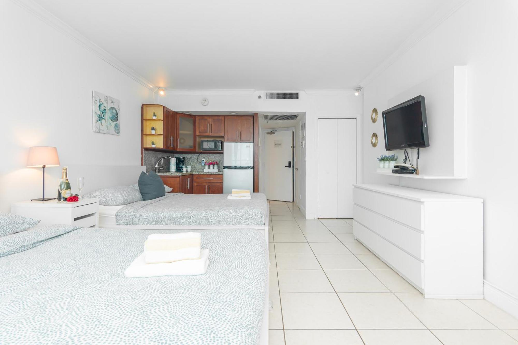 Girasole Rentals Suites ไมอามีบีช ภายนอก รูปภาพ
